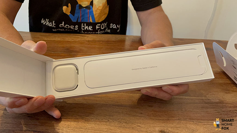 Man sieht die Verpackung der Apple Watch 8.